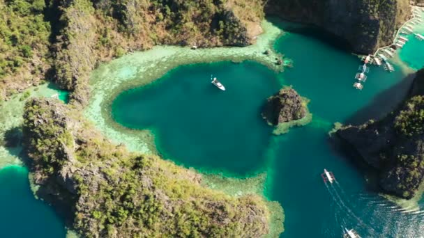 Zeegezicht met lagunes en turquoise water — Stockvideo