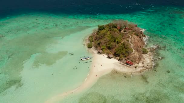 Pequeña isla tórpica con una playa de arena blanca, vista superior. — Vídeos de Stock