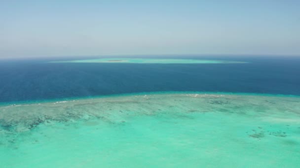 Море з кораловим рифом і атол у синьому морі Балабак (Палаван, Філіппіни).. — стокове відео