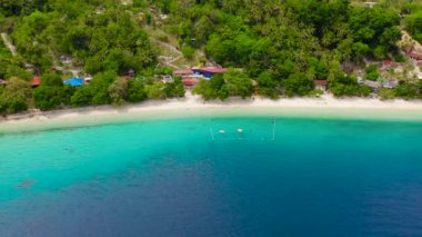 Plajı olan tropik Samal adası. Filipinler, Mindanao.