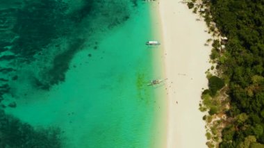 Tropik sahil ve mavi göl.