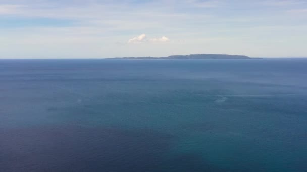 Mar azul e isla tropical Limasawa. Filipinas. — Vídeo de stock