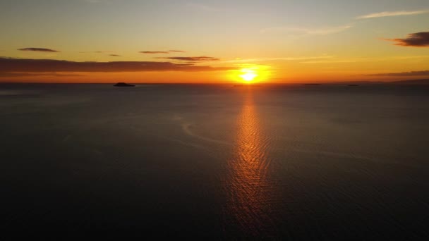 Deniz ve adalar üzerinde gün batımı. Filipinler. — Stok video