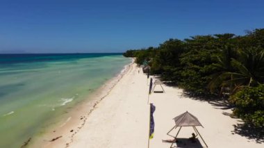 Güzel sahil ve turkuaz deniz. Anda Bohol, Filipinler.