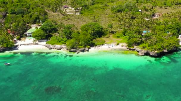 Wybrzeże z plażą i błękitnym morzem. Anda Bohol, Filipiny. — Wideo stockowe