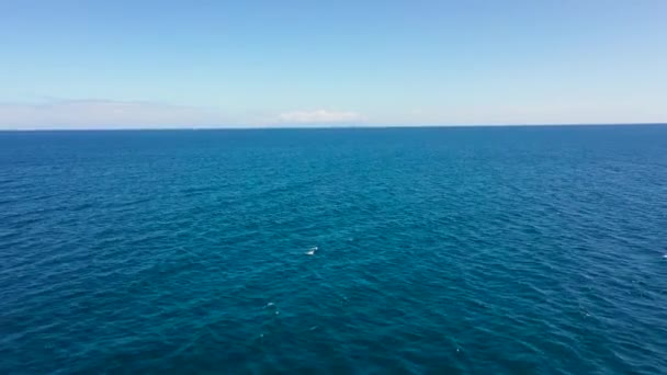 Flygfoto över öppet blått hav och himmel. — Stockvideo