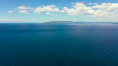 Mavi deniz ve tropik ada Cebu Filipinleri.