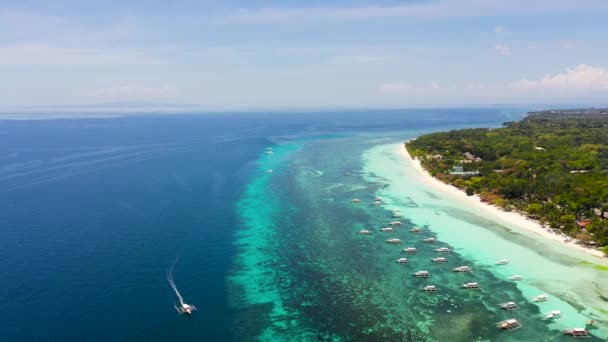 Písečná pláž a tropické moře. Ostrov Panglao, Filipíny. — Stock video