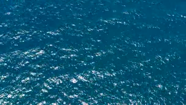 Вид з повітря на відкрите блакитне море і небо . — стокове відео