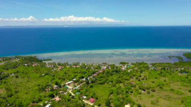 Kumsal ve tropikal deniz. Pangangan Adası, Filipinler.