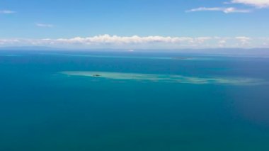 Mavi deniz ve tropikal adalar. Cebu Boğazı, Filipinler.
