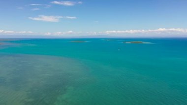 Mavi deniz ve tropikal adalar. Cebu Boğazı, Filipinler.