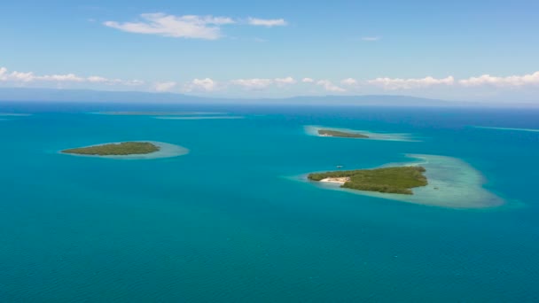 Mar azul e islas tropicales. Estrecho de Cebú, Filipinas. — Vídeos de Stock