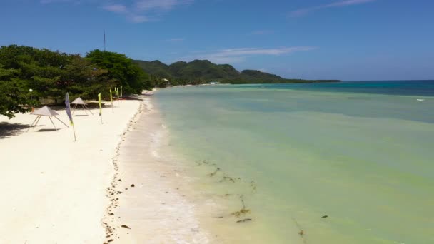 Krásná pláž a tyrkysové moře. Anda Bohol, Filipíny. — Stock video