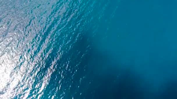 Promienie słoneczne w wodzie morskiej widok z góry. — Wideo stockowe
