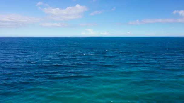 Mer bleue et ciel nuageux, vue depuis le drone. — Video