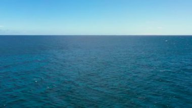 Tropikal mavi deniz ve bulutlu mavi gökyüzü.