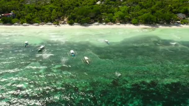 Plage de sable et mer tropicale. Île de Panglao, Philippines. — Video