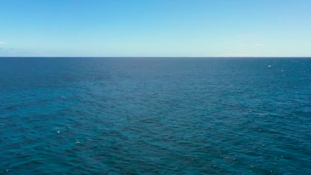 Tropische blauwe zee en blauwe lucht met wolken. — Stockvideo