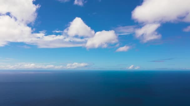 Mar azul tropical y cielo azul con nubes. — Vídeo de stock