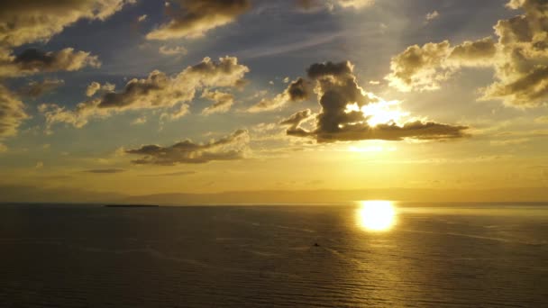 Pôr do sol sobre o mar e as ilhas. Filipinas. — Vídeo de Stock