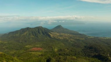 Tropikal deniz kıyıları, dağlar