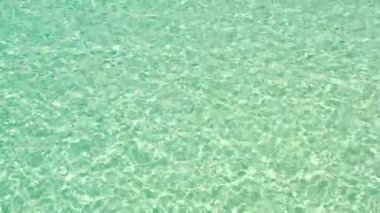 Turkuaz bir gölde deniz yüzeyi, üst manzara..