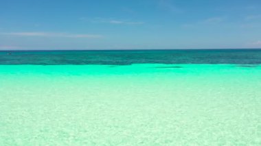 Turkuaz bir gölde deniz yüzeyi, üst manzara..