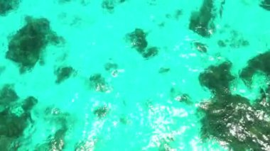 Turkuaz bir gölde deniz yüzeyi, üst manzara. Şeffaf turkuaz deniz suyu, doğal arka plan.