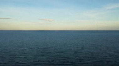 Mavi deniz ve gökyüzü bulutlu, dron manzaralı..