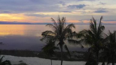 Denizin üzerinde gün batımı. Yukarıdan görünüşü.