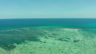 Mercan resifindeki kumsal. Balabac, Palawan, Filipinler.