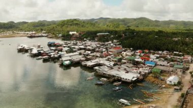 Balıkçı köyü ve tahta bacaklı evler. Dapa şehri, Siargao, Filipinler.