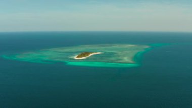 Tropik bir adada güzel bir sahil. Balabac, Palawan, Filipinler.