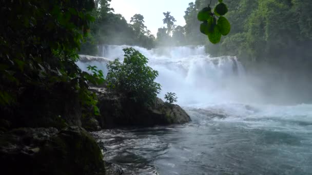 Gyönyörű trópusi Aliwagwag vízesés. Fülöp-szigetek, Mindanao. — Stock videók
