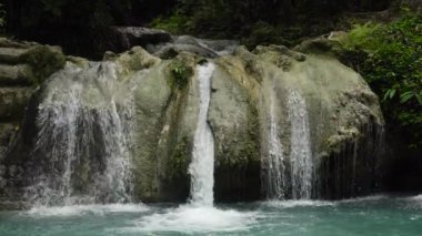 Güzel tropik şelale. Filipinler, Mindanao.
