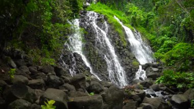 Güzel tropik Mimbalut Şelalesi. Filipinler, Mindanao.