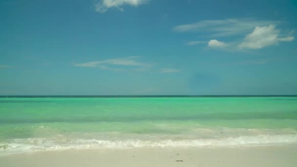 Песчаный пляж и тропическое море. Остров Панглао, Филиппины. — стоковое видео