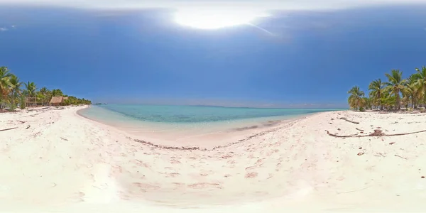 Insula tropicală cu o plajă pe atolul 360VR. Insula Onok Balabac, Filipine . — Fotografie, imagine de stoc