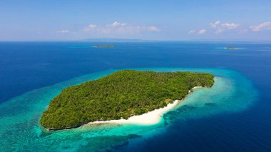 Beyaz plajı olan tropik bir ada. Mahaba Adası, Filipinler.