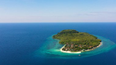 Turkuaz göl ve kumluk, üst manzara. Himokilan Adası, Leyte Adası, Filipinler.