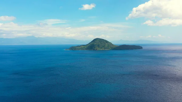 Isla con una playa blanca, vista superior. Isla Atulayan, Camarines Sur, Filipinas. — Foto de Stock