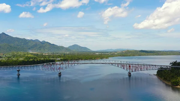 Samar, Filipinas. A Ponte San Juanico conecta as ilhas Samar e Leyte e é a ponte mais longa do país. — Fotografia de Stock