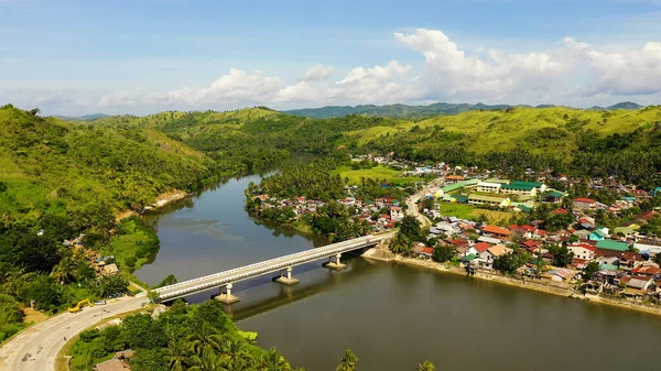 Město na břehu řeky a silniční most, výhled shora. Silniční most na ostrově Samar, Filipíny. — Stock fotografie