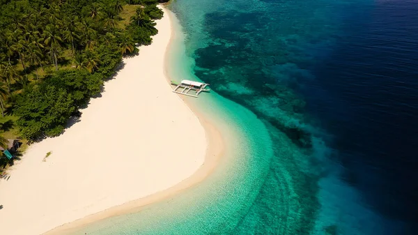 Tropický ostrov na attole, výhled shora. Ostrov Mahaba, Filipíny. — Stock fotografie
