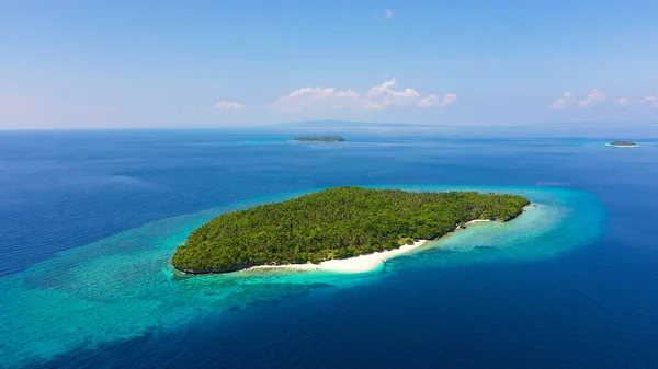 Perfect white sand beach on a tropical island. Mahaba Island, Philippines. — Stock Photo, Image