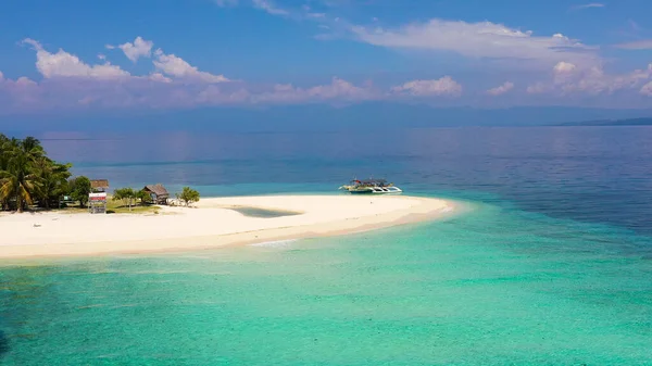 Island with a tropical beach and turquoise lagoons. Tropical island on a coral reef, top view. — Stock Photo, Image