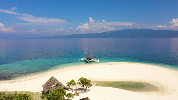 Perfect white sand beach and boat. Digyo Island, Philippines. Summer beach landscape. — Stock Photo, Image