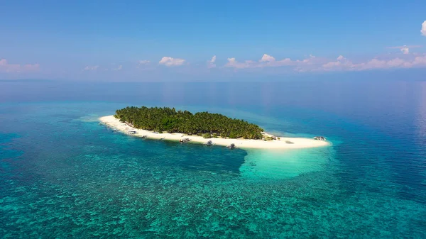 Landschap van tropisch eiland strand met perfecte lucht. — Stockfoto