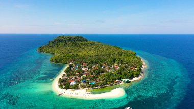 Turkuaz göl ve kumluk, üst manzara. Himokilan Adası, Leyte Adası, Filipinler.